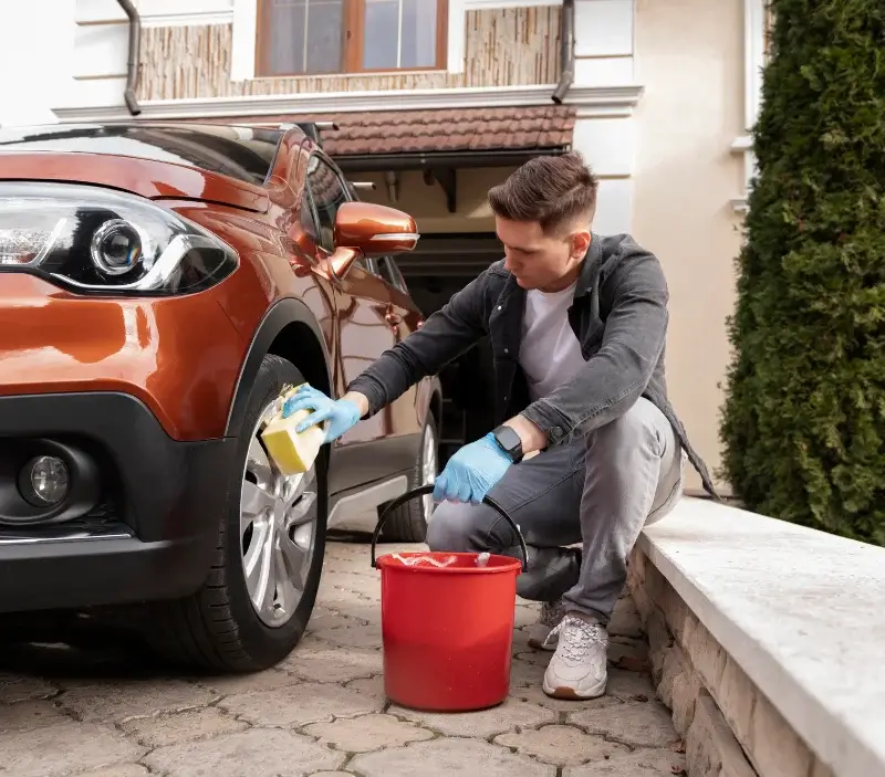 Lavage auto à domicile Dussac : professionnel intervenant sur un véhicule